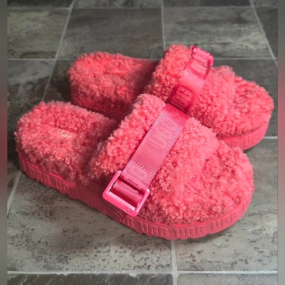 UGG FLUFFITA STRAWBERRY SORBET SLIDE SANDALS. - Picture 1 of 7